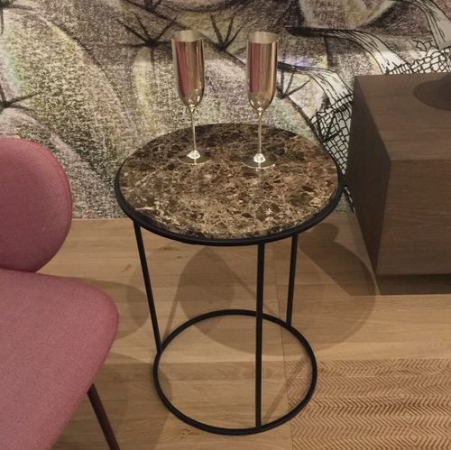 Table d'appoint contemporaine - Costance Marmo - MEME DESIGN - en marbre / avec piètement en acier / ronde