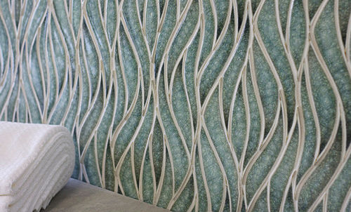 Carrelage en verre - TILE & DESIGNS - poli / de salle de bain / mural