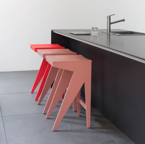 Tabouret de bar contemporain - SCHULZ - OBJEKTE UNSERER TAGE - en chêne / en frêne / rouge