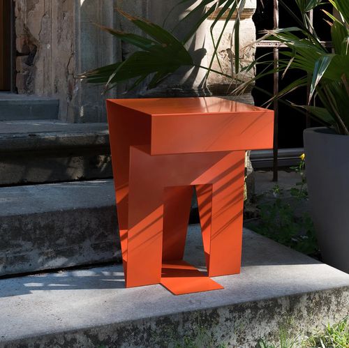 Table d'appoint contemporaine - NEUMANN - OBJEKTE UNSERER TAGE - en acier à revêtement par poudre / avec piètement en acier thermolaqué / carrée