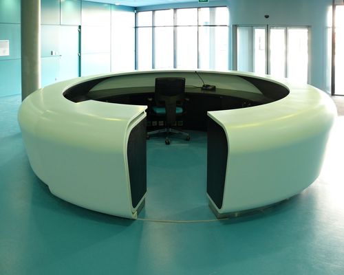 Banque d'accueil en arc de cercle - WHITEOVAL - AMOS DESIGN - en Corian®