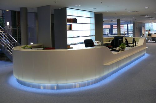 Banque d'accueil en arc de cercle - VESSEL - AMOS DESIGN - en Corian®