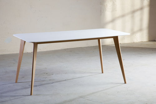 Table contemporaine - EASY - AMOS DESIGN - en Corian® / avec piètement en bois / rectangulaire