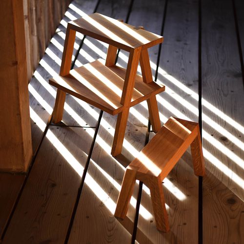 Tabouret contemporain - AEKI - AUERBERG - en chêne / avec piètement en chêne / avec repose-pieds