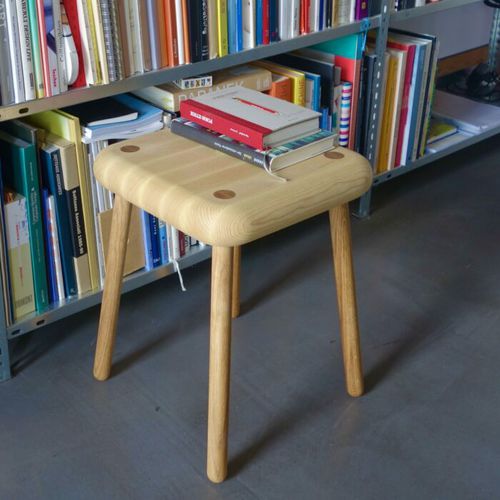 Tabouret contemporain - AUERBERG - en frêne / avec piètement en bois massif