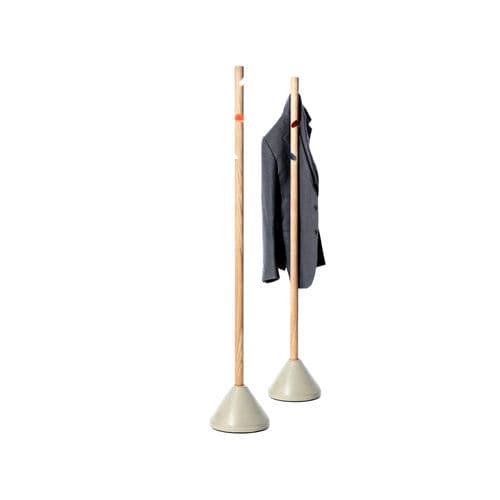 Porte-manteau sur pied - SERVANT - AUERBERG - contemporain / en chêne / en béton
