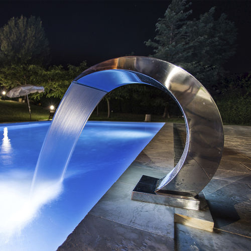 Fontaine de piscine - marche piscine