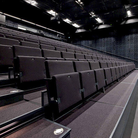Chaise d'auditorium contemporaine - PRIMO - Hamari - d'intérieur / en contreplaqué / en mousse