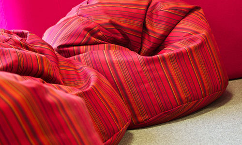 Fauteuil poire contemporain - BEANIES - Frovi - en cuir / en tissu / rouge
