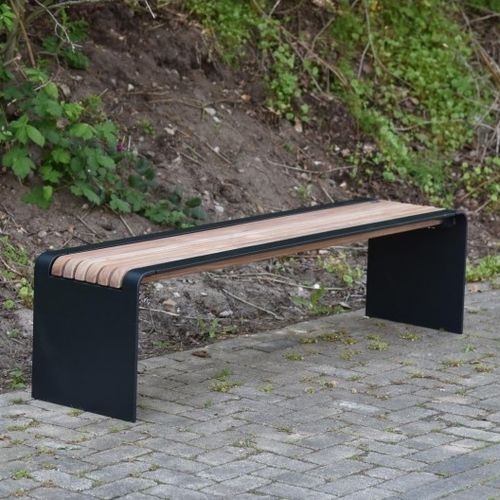 Banc public contemporain - BEND - CROSO FRANCE - en bois exotique / en acier galvanisé / sans dossier