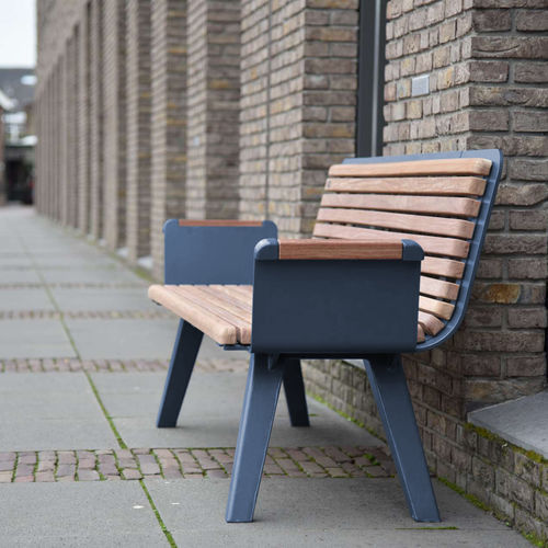 Banc public de style scandinave - RETRO - CROSO FRANCE - en bois exotique / en acier galvanisé / avec dossier