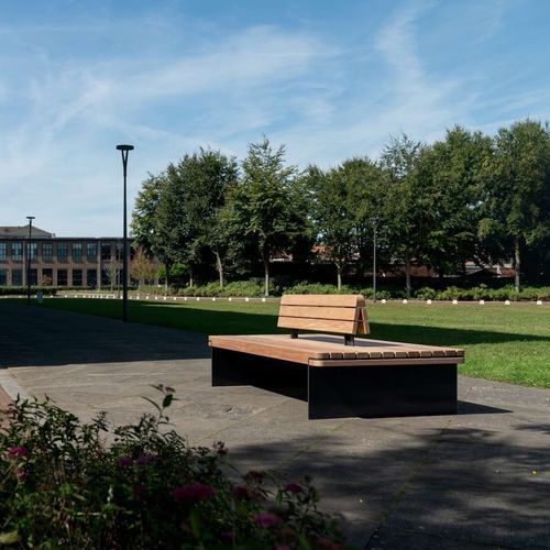 Banc contemporain - RONDURE - CROSO FRANCE - en bois / en acier thermolaqué / avec dossier