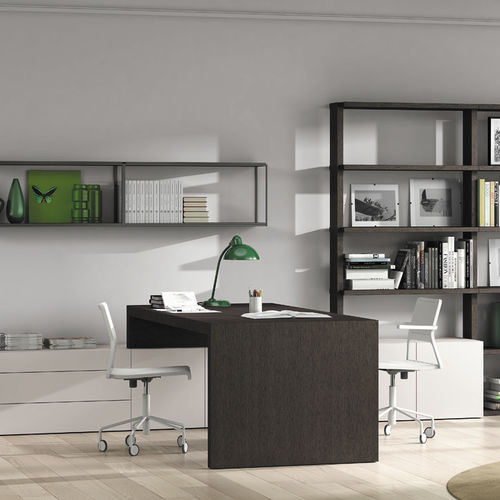 Bureau contemporain - Besform - en chêne / avec rangement / piétement en panneaux