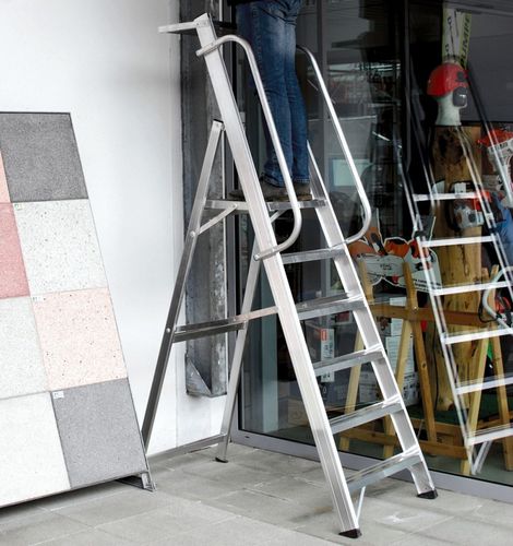 Échelle avec plateforme de travail - 6046 - Frigerio Carpenterie - pliante / à poser / en aluminium