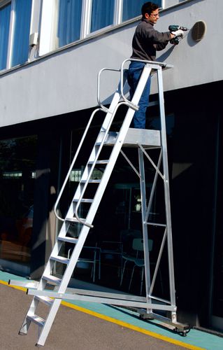 Échelle avec plateforme de travail - 6083 - 6083A - Frigerio Carpenterie - pliante / à poser / en aluminium