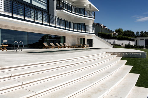 Escalier droit - LUGET N°7 CLAIR - TREADS BRUSHED - Luget - à marches en pierre / d'extérieur / contemporain