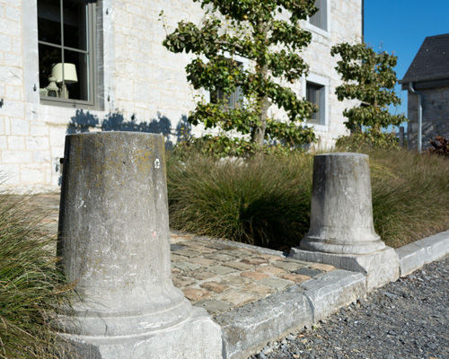 Borne en pierre calcaire - HAZOTTE - haute / pour espace public
