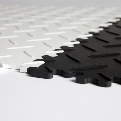 Revêtement de sol en PVC - R-TILE™ CHEQUERED INTERLOCKING - R-Tek Manufacturing - d'intérieur / pour le tertiaire / en dalles