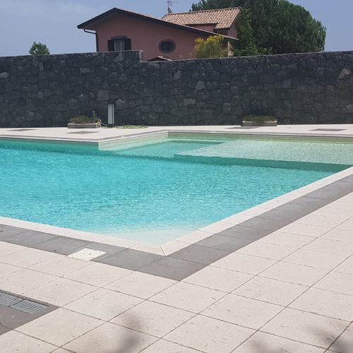 Dallage en béton - FIMAS PAVIMENTI IN MONOSTRATO VULCANICO DELL'ETNA - en pierre / pour plage de piscine / bouchardé