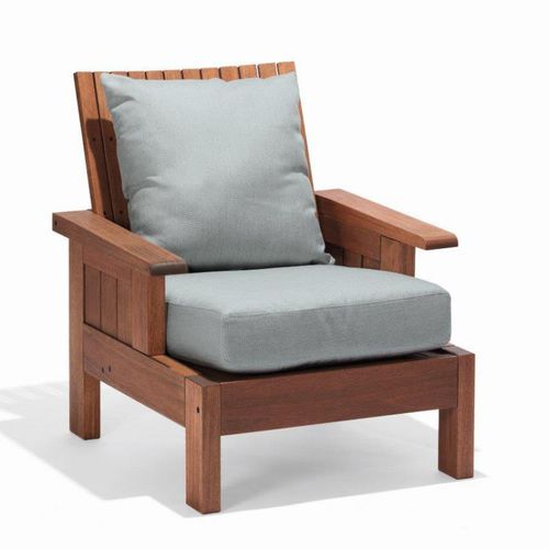 Fauteuil contemporain - TIMBÓ - Butzke - en bois / avec coussin amovible / d'extérieur
