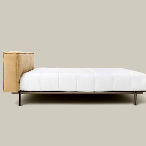 Lit double - LESS - Estudiobola - simple / contemporain / avec tête de lit en cuir