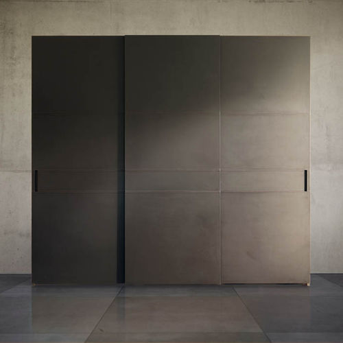 Armoire contemporaine - COVER - Mobilform - en bois / en cuir / à portes coulissantes