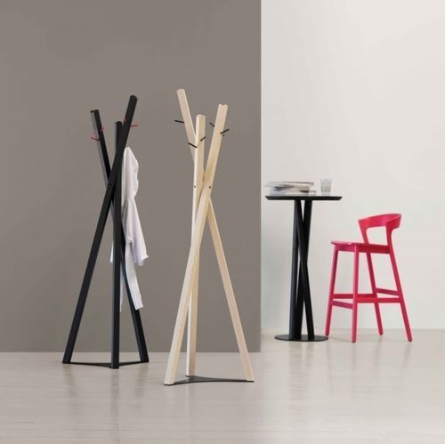 Porte-manteau sur pied - TOBIAS - Traba' - contemporain / en métal / en frêne