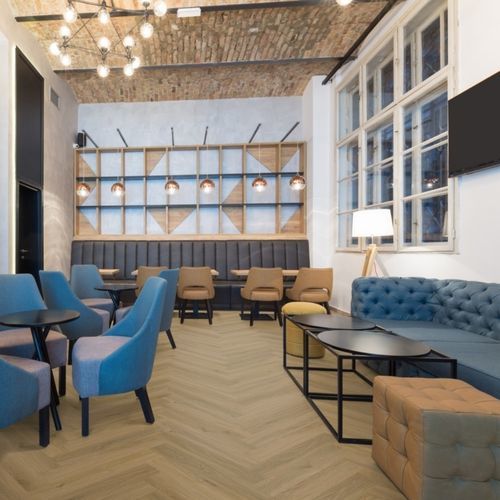 Revêtement de sol éco-responsable - MACADAMIA – HERRINGBONE - Aspecta Flooring - en vinyle / d'intérieur / pour bureau