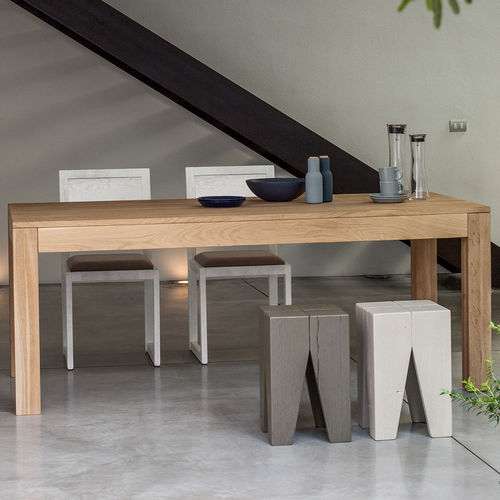 Table contemporaine - LOKI - Devina Nais - en chêne / rectangulaire / à rallonge