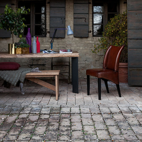 Chaise classique - BOSTON LIGHT - Devina Nais - d'intérieur / en bois massif / en cuir
