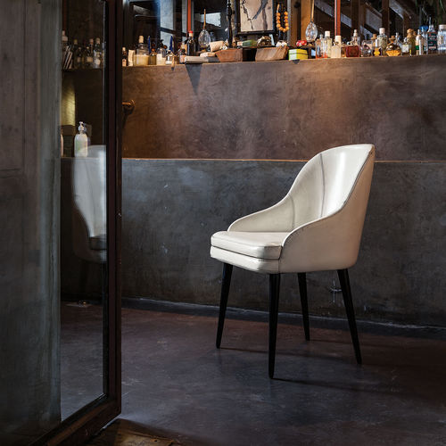 Chaise classique - JACKSON  - Devina Nais - d'intérieur / en bois massif / en cuir