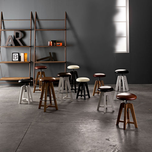 Tabouret contemporain - SEATTLE  - Devina Nais - en cuir / avec piètement en bois / avec piètement en fer