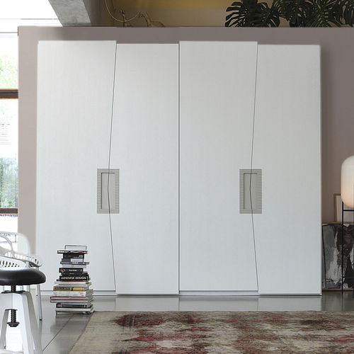 Armoire contemporaine - ZERO.16 - Devina Nais - en bois laqué / à portes battantes