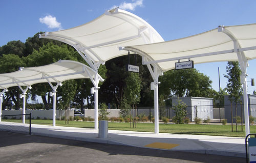 Structure tendue câble-membrane - CANTILEVERED TENSION STRUCTURE - FabriTec Structures - pour façade / pour abri de voiture / pour couverture