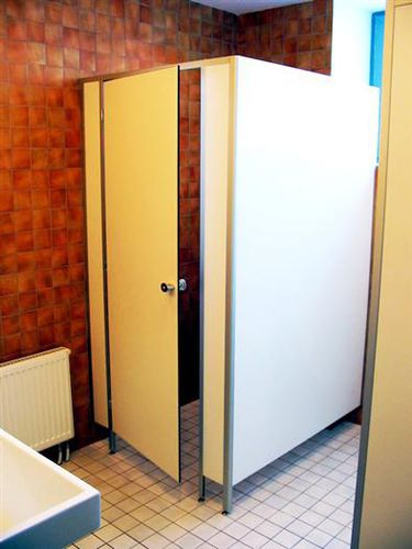 Cabine sanitaire en verre - LTT EXTRA - Baltijos Brasta - en HPL / pour douche / pour établissement public