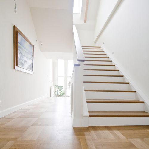 Escalier droit - QC FLOORS - à marches en chêne / structure en bois / contemporain