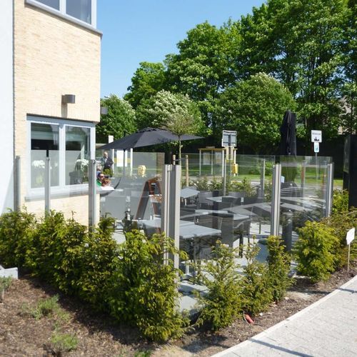 Paravent contemporain - La Roche - Van Hoof - en verre / en aluminium / pour restaurant