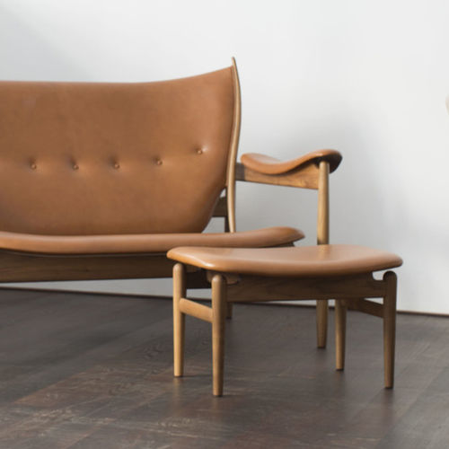 Repose-pied design scandinave - CHIEFTAIN - Finn Juhl - en cuir / en teck / en noyer