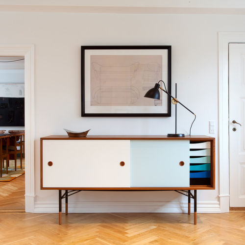 Buffet sur pieds hauts - Finn Juhl - design scandinave / en chêne / en noyer