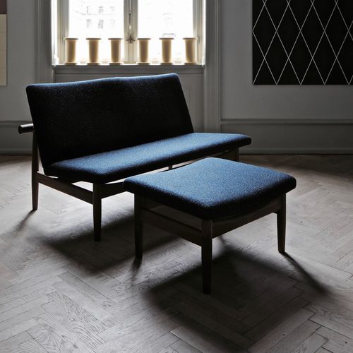 Repose-pied design scandinave - JAPAN - Finn Juhl - en tissu / en teck / en chêne