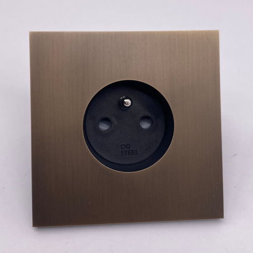 Prise électrique - COLLECTION EQUERRE - LAITON VEILLI - MAISON ORSTEEL - murale / encastrable / en laiton