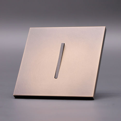Interrupteur à bouton poussoir - COLLECTION EQUERRE - TOUCHE PIANO LAITON FUMÉ - MAISON ORSTEEL - encastré / en laiton / en aluminium