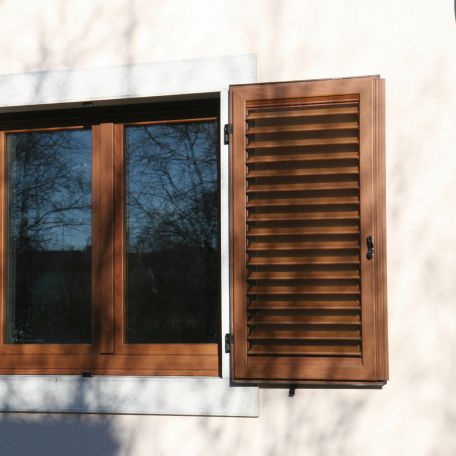 Volet battant - DARK : FIXED OPEN SLAT - Molaro - en bois / pour fenêtre