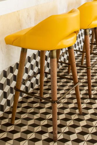 Tabouret de bar contemporain - PINTXAD - EGG DESIGNS - en cuir / avec piètement en bois / tapissé