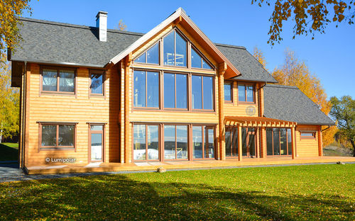 Maison préfabriquée - ARONAS 349 - Lumi Polar - sur l'arbre / contemporaine / en pin