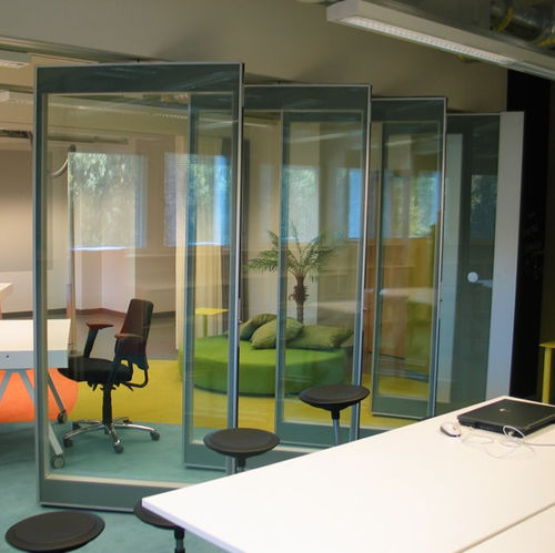 Cloison coulissante - Moving Designs Ltd - rétractable / en verre / professionnelle