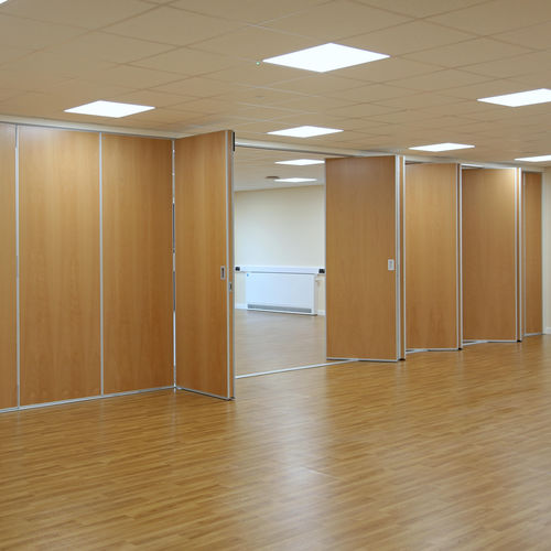 Cloison coulissante - KUDOS - Moving Designs Ltd - pliante / en bois / professionnelle
