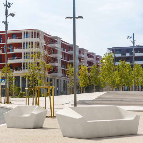 Banc public contemporain - CUTTING - PREFAC MYWAY - en béton / avec dossier / avec accoudoirs