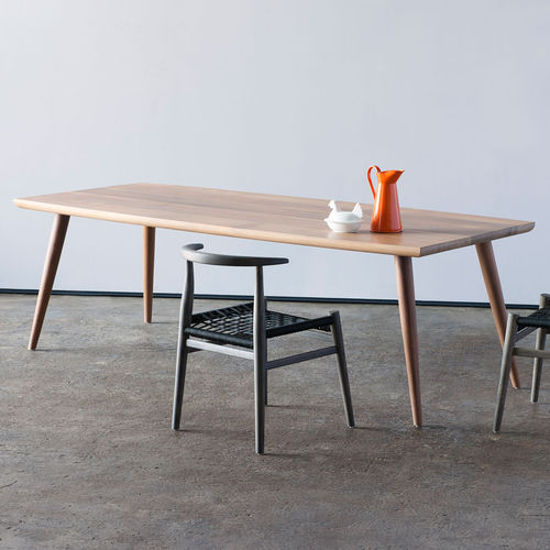 Table à manger contemporaine - NGUNI - VOGEL - en iroko / en bois / avec piètement en iroko