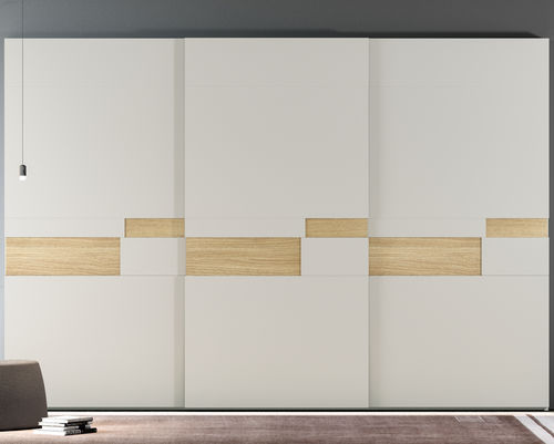 Armoire contemporaine - ELIS - EMEDE - en bois laqué / en chêne / à porte coulissante